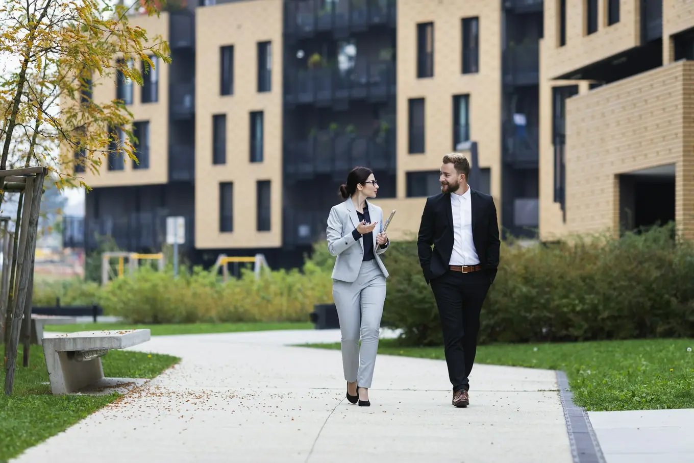 dwoje ludzi idzie po osiedlu